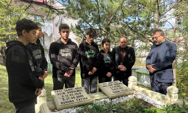 Kritik Açıklama: Bayburt'ta imam hatip öğrencileri Hacı Asaf Durulmuş'u mezarı başında andı | İşte Tüm Ayrıntı