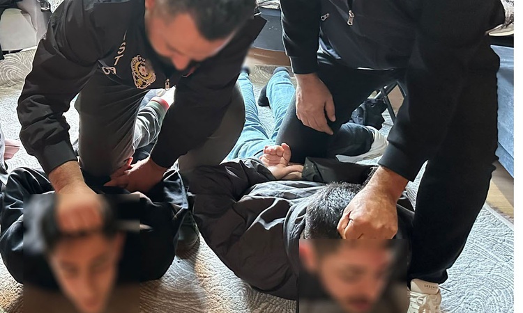 Kritik Açıklama: Bayrampaşa'da 7 kilogram altın ve 35 bin euro çalan 12 şüpheli adliyeye sevk edildi ve Merak