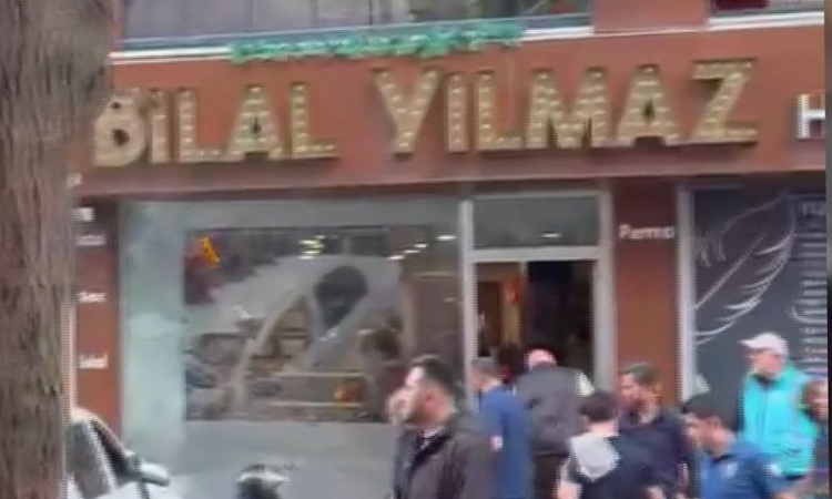 Kritik Açıklama: Bayrampaşa'da kazada otomobil 4 kişiye ve berber dükkanına çarptı, 2'si ağır 5 yaralı