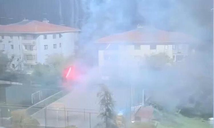 Kritik Açıklama: Beşiktaş'ta basketbol sahasında havai fişek patlatan 4 kişiyi polis yakaladı
