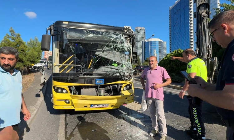 Kritik Açıklama: Beşiktaş'ta İETT otobüsü iş makinesine çarptı: 5 yaralı