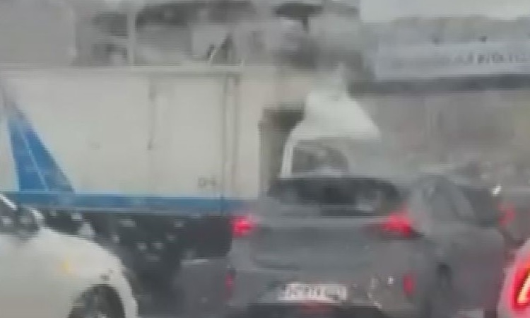 Kritik Açıklama: Beylikdüzü'nde kamyonet, metrobüs bariyerine çarptı; trafik yoğunluğu oluştu | İşte Tüm Ayrın
