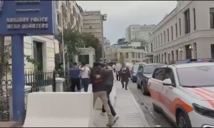 Kritik Açıklama: Beyoğlu ve Fatih'te turistlere hanutçuluk yapan 2 şüpheli yakalanarak gözaltına sevk edildi: