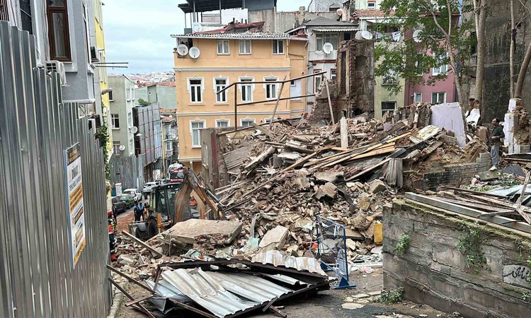 Kritik Açıklama: Beyoğlu'nda 5 katlı metruk bina çöktü, yan bina da zarar gördü: Gelişmeler Takip Ediliyor