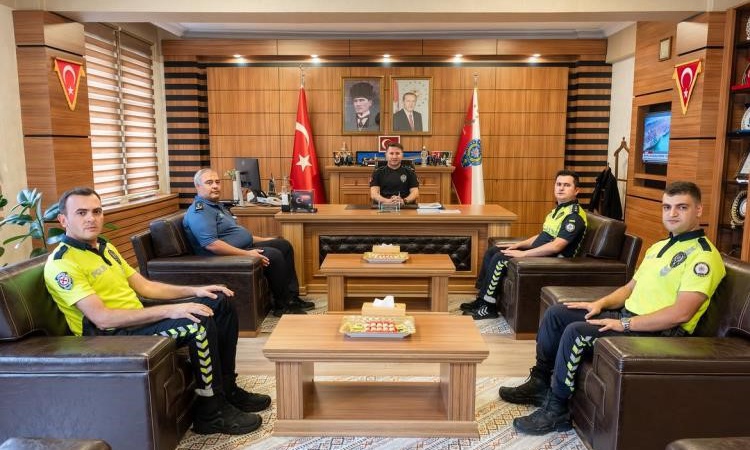 Kritik Açıklama: Bilecik Emniyet Müdürü Çağlar, iki polis memurunu örnek davranıştan dolayı tebrik etti - Son
