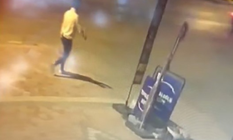 Kritik Açıklama: Bilecik'te 8 dakika arayla 2 aracın lastiğini kesen şahıs yakalanarak gözaltına sevk edildi v