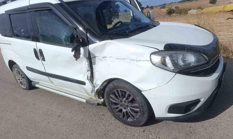 Kritik Açıklama: Bilecik’te hafifi ticari araç ile motosiklet çarpıştı, 1 kişi yaralandı