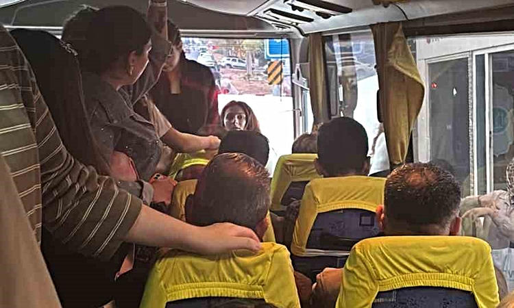 Kritik Açıklama: Bilecik'te midibüs sürücüsü yolcuları balık istifi taşıdı, tepki çekti ve Merak Edilenler
