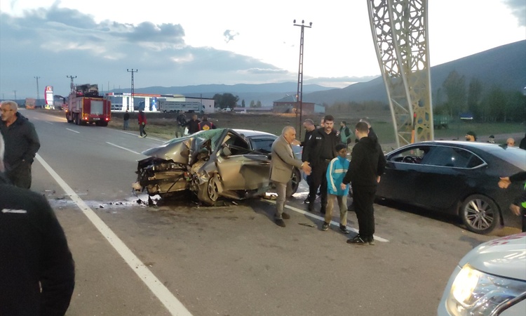 Kritik Açıklama: Bingöl Karlıova'da refüje çarpan otomobildeki 3 yaralı hastaneye kaldırıldı ve Merak Edilenle
