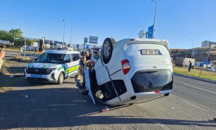 Kritik Açıklama: Bingöl'de otomobil ile hafif ticari araç çarpıştı, 4 kişi yaralandı: Gelişmeler Takip Ediliyo