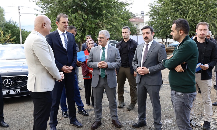 Kritik Açıklama: Bingöl Valisi Çelik, Genç'te 818 seyirci kapasiteli spor salonu inşaatını inceledi ve Merak E