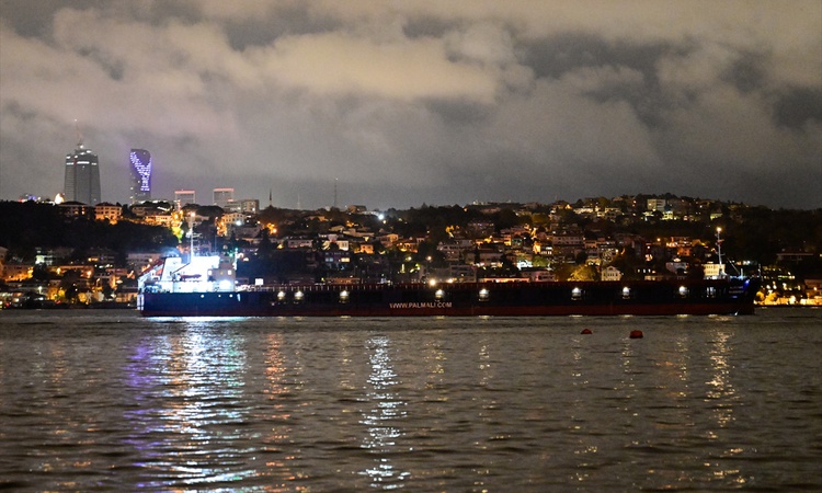 Kritik Açıklama: Boğaz'da Kanlıca önünde makine arızası yapan kargo gemisi trafiği çift yönlü durdurdu