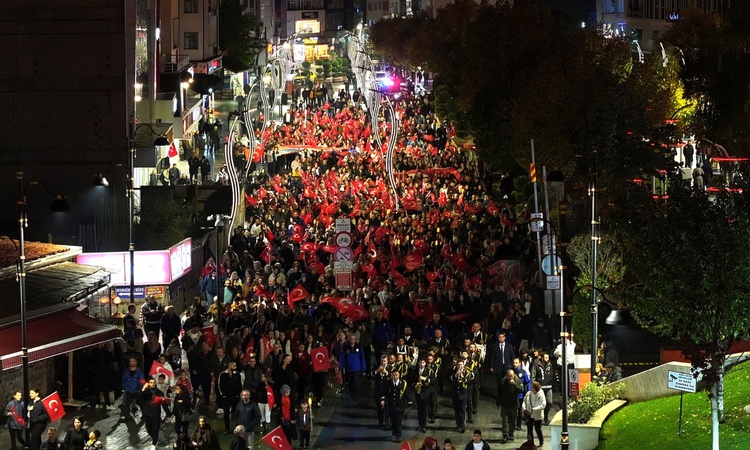 Kritik Açıklama: Bolu'da 29 Ekim fener alayı bayraklar ve marşlarla coşkuyla yürüdü ve Merak Edilenler