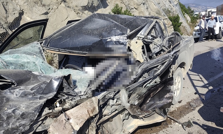 Kritik Açıklama: Bolu Mudurnu'da TIR ile kamyonet çarpıştı, kamyonet sürücüsü öldü, 3 kişi yaralandı | İşte Tü