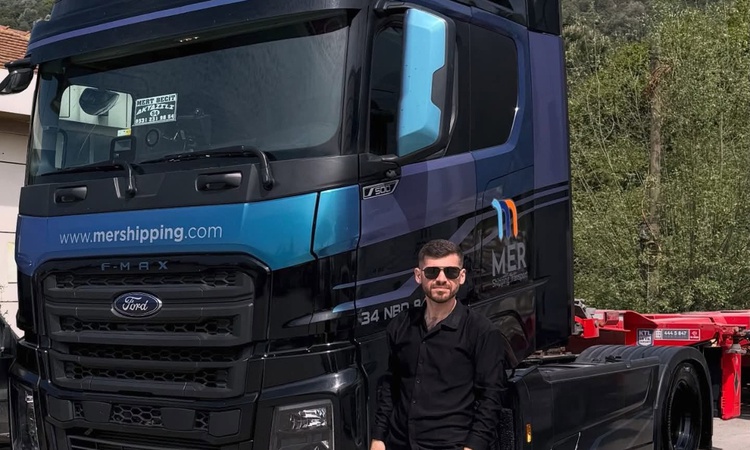 Kritik Açıklama: Bolu'da önündeki TIR'a çarpan TIR'ın şoförü Mert Becit (28) yaşamını yitirdi. | İşte Tüm Ayrı