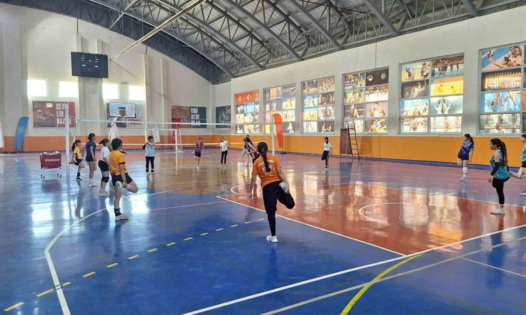 Kritik Açıklama: Bulanık'ta Yaz Spor Okulları Voleybol Antrenmanları Sürüyor ve Merak Edilenler