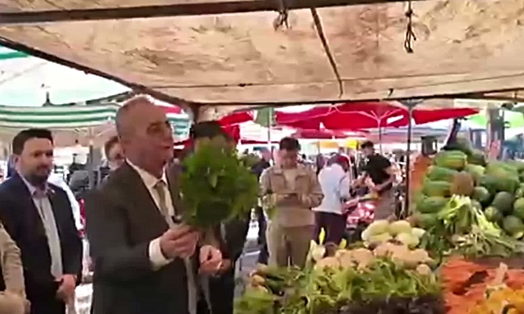 Kritik Açıklama: Bülent Tezcan'dan pazar ziyareti: 10 liralık maydanoz kredi kartıyla, havuç taneyle alınıyor