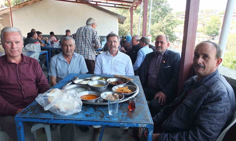 Kritik Açıklama: Burhaniye Kuyumcu'da düğünde 8 çeşit yemek ikram edildi, yüzlerce kişi ağırlandı | İşte Tüm A
