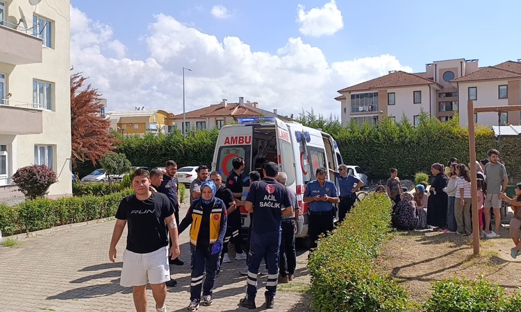 Kritik Açıklama: Bursa İnegöl'de apartman dairesinde çıkan yangında 4 kişi dumandan etkilendi ve Merak Edilenl
