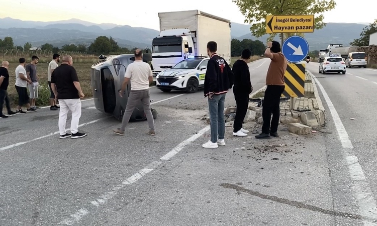 Kritik Açıklama: Bursa İnegöl'de refüje çarpan otomobil devrildi, 1 kişi yaralandı - Son Dakika Bilgileri