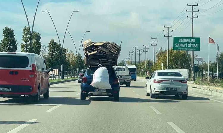 Kritik Açıklama: Bursa Nilüfer'de üzeri karton yüklü otomobil trafikte tehlikeli ilerledi: Gelişmeler Takip Ed