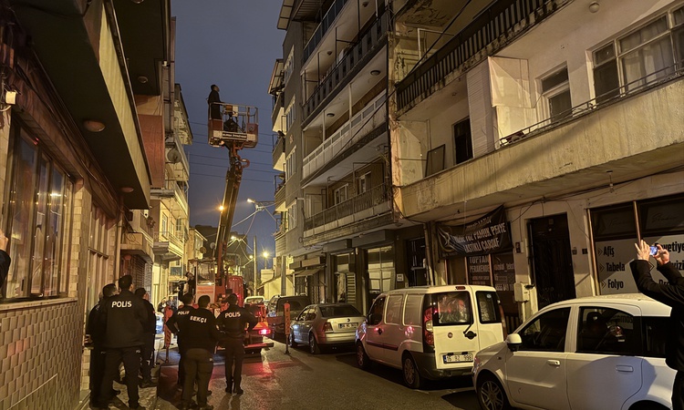 Kritik Açıklama: Bursa'da oğlu tarafından rehin alınan anneyi polis kurtardı