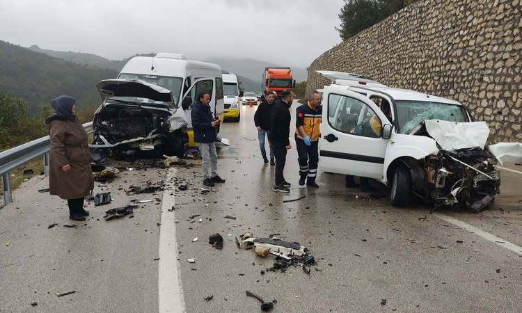 Kritik Açıklama: Bursa Osmangazi'de minibüsle ticari araç çarpıştı, 1 kişi öldü 10 kişi yaralandı
