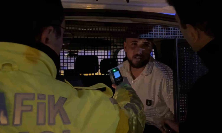 Kritik Açıklama: Bursa'da polisten kaçarken lambaya çarpan alkollü sürücüye 420 bin lira ceza kesildi