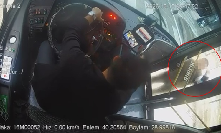 Kritik Açıklama: Bursa'da yayanın halk otobüsü camını yumrukla kırıp kaçtığı anlar kameraya yansıdı ve Merak E