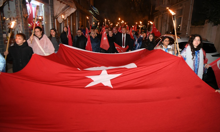 Kritik Açıklama: Çanakkale'de 103. yıl için Gelibolu ve Lapseki'de fener alayı düzenlendi: Gelişmeler Takip Ed