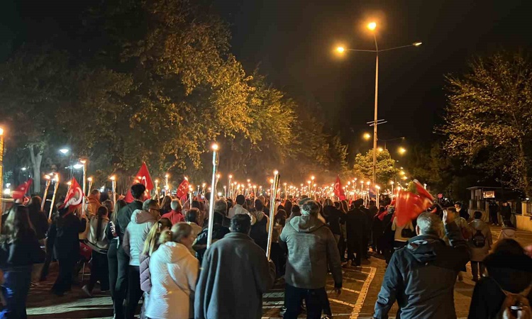Kritik Açıklama: Çanakkale'de Cumhuriyet'in 103'üncü yılı için fener alayına binlerce kişi katıldı - Son Dakik