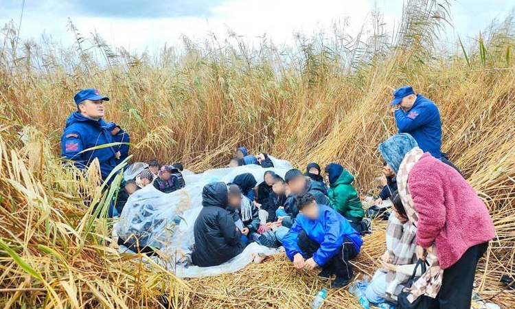 Kritik Açıklama: Çanakkale Ezine'de karada yakalanan 39 kaçak göçmenin 19'unun çocuk olduğu belirlendi - Son D