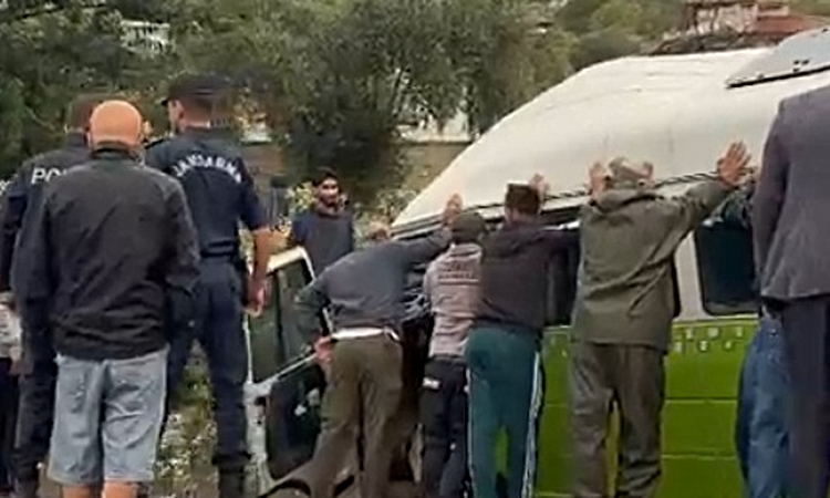 Kritik Açıklama: Çanakkale Gökçeada'da su kanalına devrilen minibüste sürücü öldü, 2 yolcu yaralandı: Gelişmel