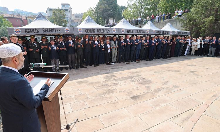 Kritik Açıklama: Celal Bayar kabri başında anıldı ve Merak Edilenler