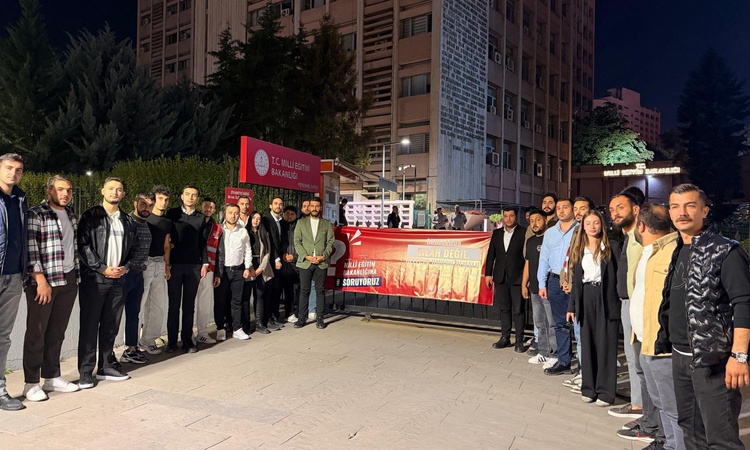 Kritik Açıklama: CHP Gençlik Kolları, okullardaki silahlı saldırılara MEB önünde eylemle tepki verdi - Son Dak