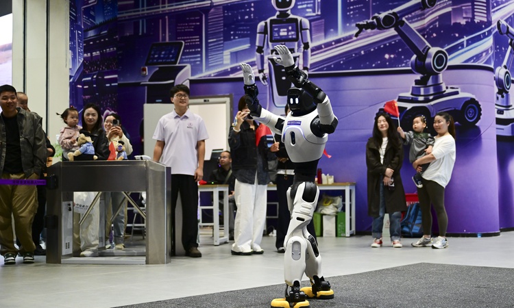 Kritik Açıklama: Çin'de Ulusal Gün tatilinde yapay zeka robotları turistlerin ilgisini çekti ve Merak Edilenle
