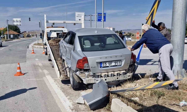 Kritik Açıklama: Çorum Alaca'da kamyon iki otomobile çarptı, sürücünün ehliyetine 2 ay el konuldu ve Merak Edi