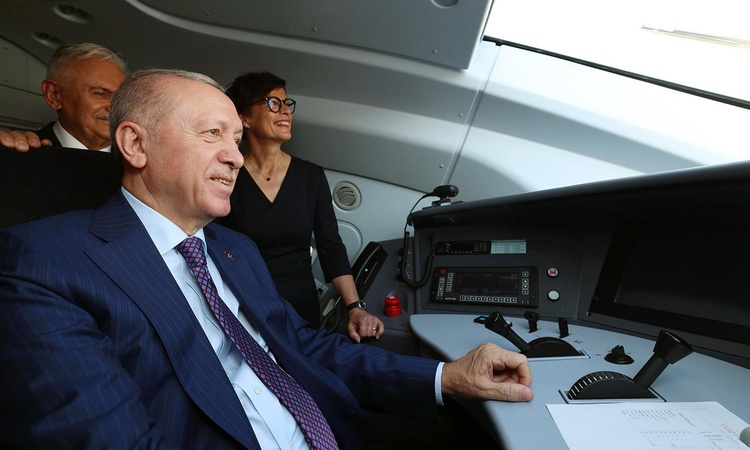 Kritik Açıklama: Cumhurbaşkanı Erdoğan vatman koltuğuna oturdu! Hızlı treni bizzat kullandı - Son Dakika Bilgi