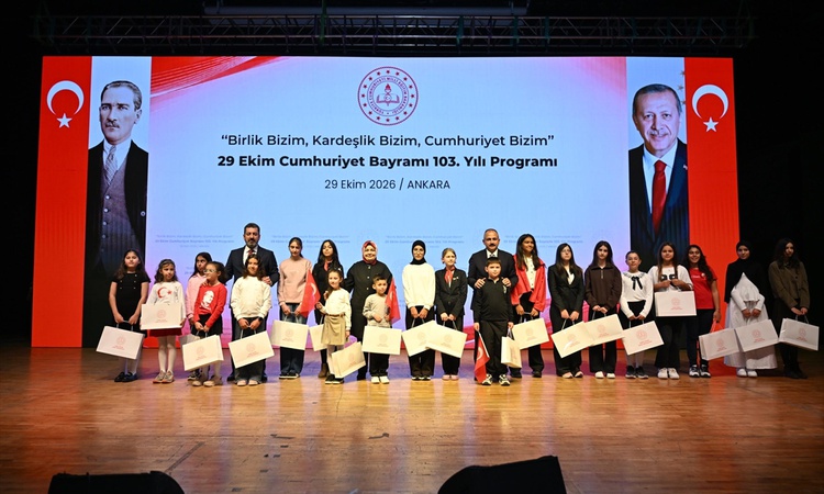 Kritik Açıklama: Cumhuriyet'in 103. yılı yarışmasında dereceye giren öğrenciler ödüllerini aldı