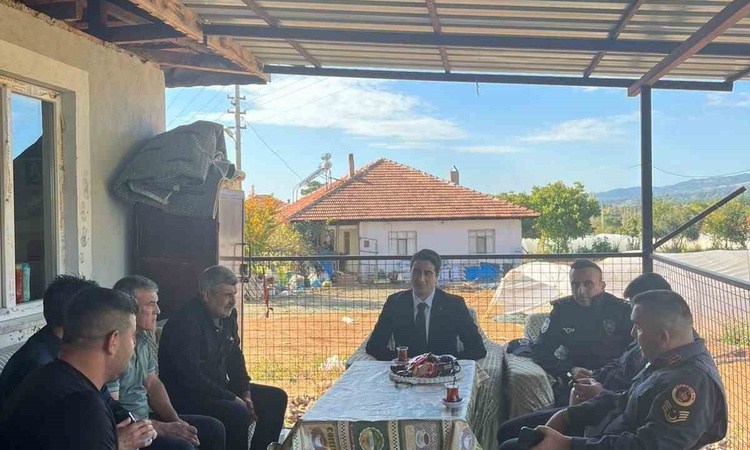Kritik Açıklama: Denizli Beyağaç'ta Kaymakam Haydari, okul dönüşü kaza geçiren öğrenciyi ziyaret etti