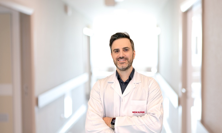 Kritik Açıklama: Dermatolog Müşfiki, sonbaharda saç dökülmesinde geçici artış olabileceğini söyledi