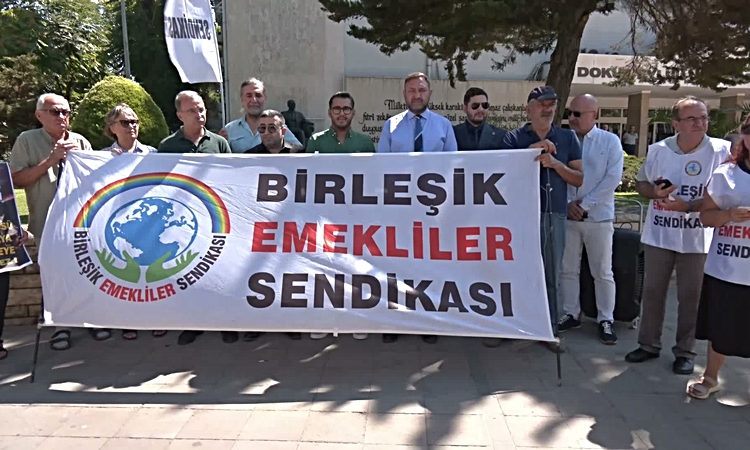 Kritik Açıklama: DEÜ Güzel Sanatlar Enstitüsü'nün kapatılmasına rektörlük önünde tepki: Gelişmeler Takip Edili