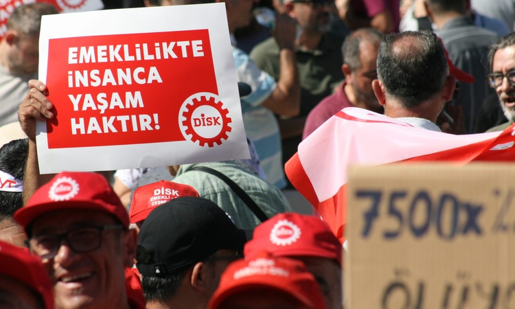 Kritik Açıklama: DİSK, AYM önünde yaşamını yitiren emekli polis için emekli aylığı artışı istedi: Gelişmeler T
