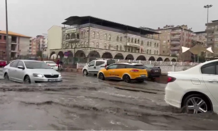 Kritik Açıklama: Diyarbakır'da akşam sağanağı hayatı olumsuz etkiledi, belediye onarım başlattı: Gelişmeler Ta