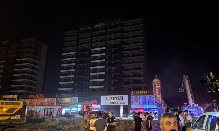 Kritik Açıklama: Diyarbakır'da Plaza Yangını Kontrol Altında