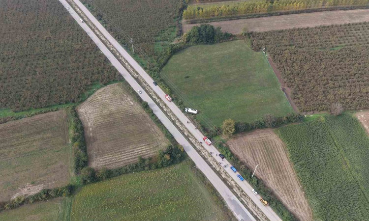 Kritik Açıklama: Düzce 1. OSB yolunda akaryakıt tankeri devrildi, yol trafiğe kapatıldı