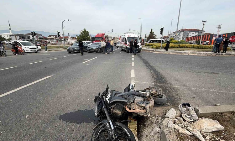 Kritik Açıklama: Düzce'de motosikletle otomobil çarpıştı, 2'si ağır 3 kişi yaralandı ve Merak Edilenler