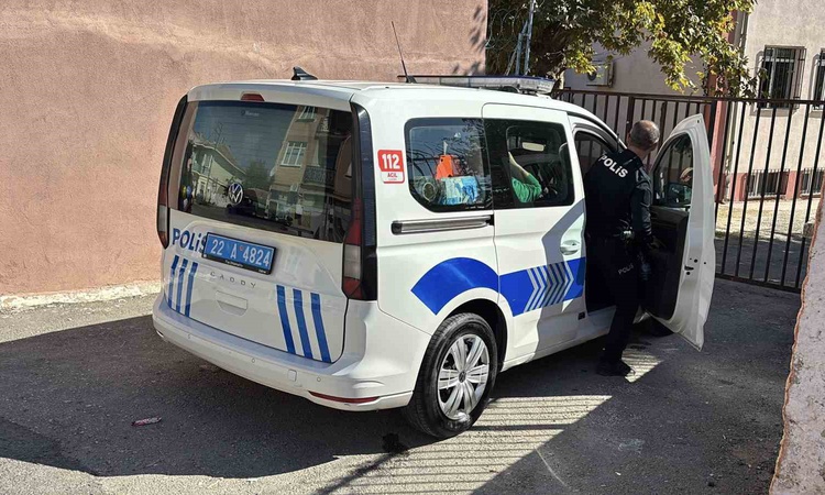 Kritik Açıklama: Edirne'de ortaokul öğrencisi, çantasında kurusıkı tabanca bulununca yakalanarak gözaltına sev