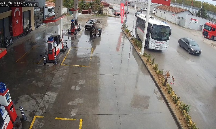 Kritik Açıklama: Edirne'de yakıtı biten araç, at arabasıyla 2 kilometre çekilip istasyona ulaştırıldı: Gelişme