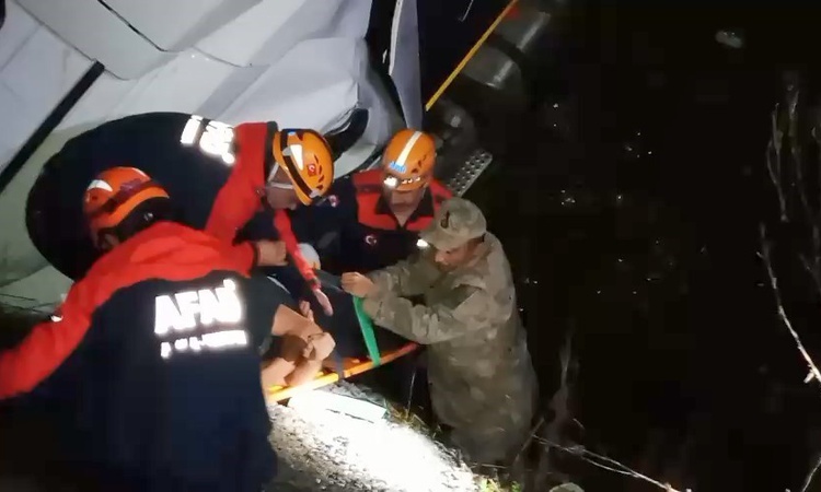 Kritik Açıklama: Elazığ'da sağanakta şarampole uçan tırdan AFAD 2 yaralıyı kurtardı